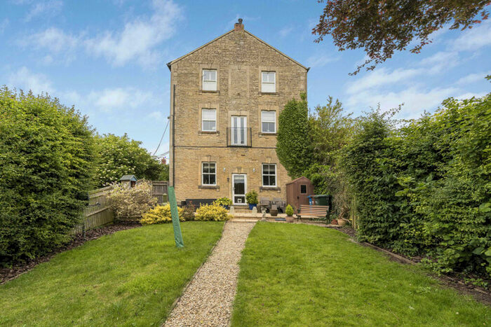 2 Bedroom Apartment For Sale In The Garden Flat, Fritwell, OX27