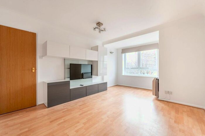 2 Bedroom Flat To Rent In Chaucer Drive, South Bermondsey, London, SE1