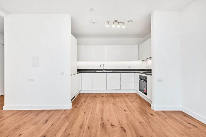 2 Bedroom Flat To Rent In New Road, Dagenham, RM9