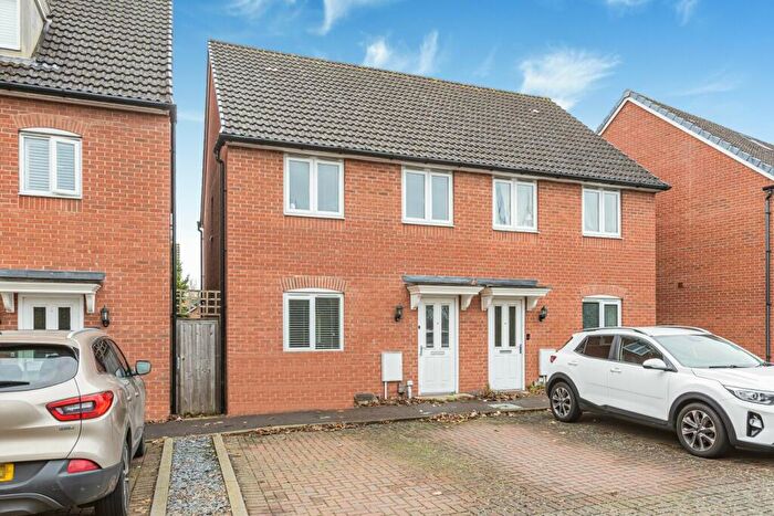 3 Bedroom Semi Detached House For Sale In Mount Pleasant Lane, Hatfield, Hertfordshire, AL9