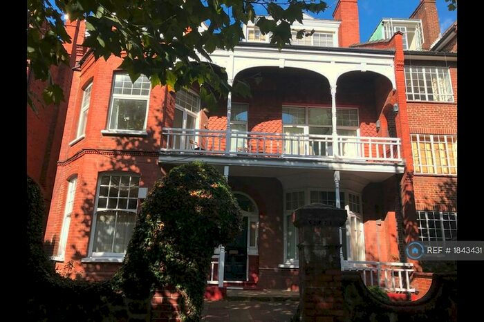 2 Bedroom Penthouse To Rent In Queens Avenue, London, N10