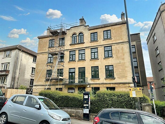 3 Bedroom Flat To Rent In Tyndalls Court - Cotham Bristol, BS8