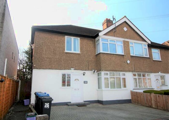 2 Bedroom Ground Maisonette Flat To Rent In Tramway Path, Mitcham, CR4