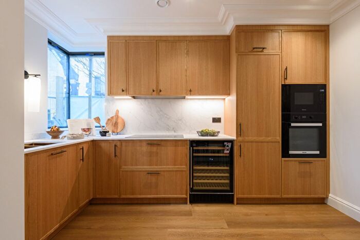 4 Bedroom End Of Terrace House For Sale In Clubhouse Residences, Ealing, W5