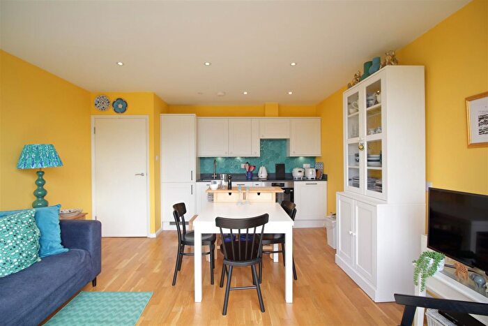 2 Bedroom Flat To Rent In Lambert Road, London, SW2