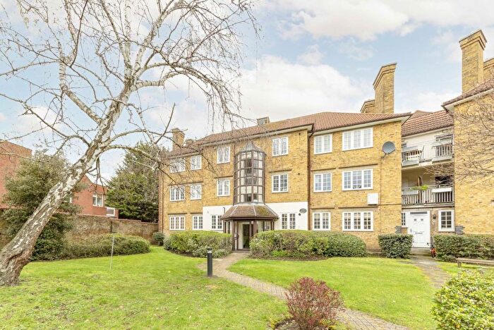 3 Bedroom Flat To Rent In Frogmore, London, SW18