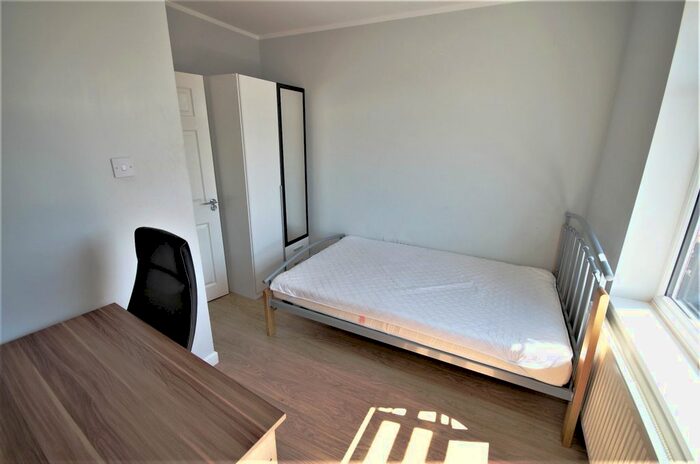 4 Bedroom Flat To Rent In Quinton Parade, Cheylesmore, Coventry, CV3