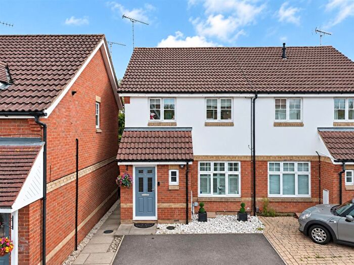 3 Bedroom Semi-Detached House For Sale In Hawkins Close, Wickford, SS11