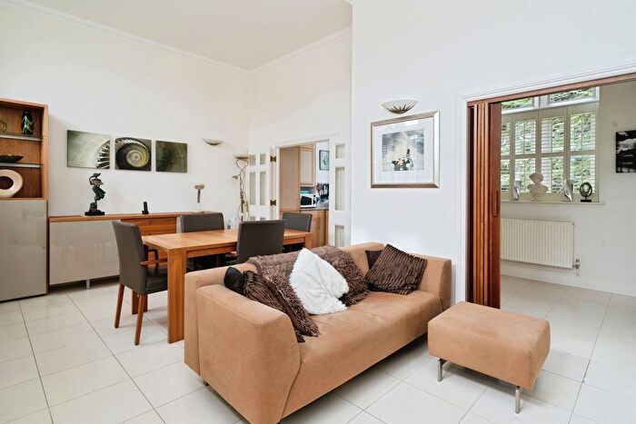 2 Bedroom Flat For Sale In Lavender Close, Leatherhead, Surrey, KT22