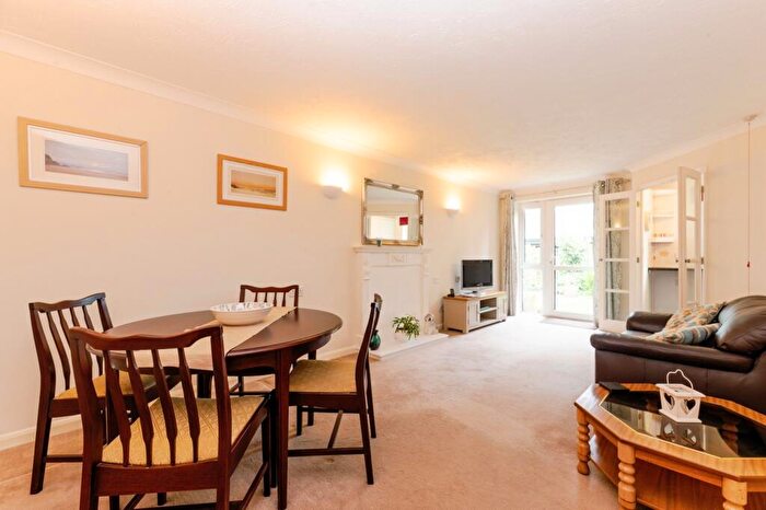 2 Bedroom Flat For Sale In Manor Road North, Hinchley Wood, Esher, Surrey, KT10
