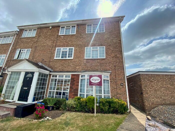 3 Bedroom Town House To Rent In Wheatcroft Grove, Rainham, ME8