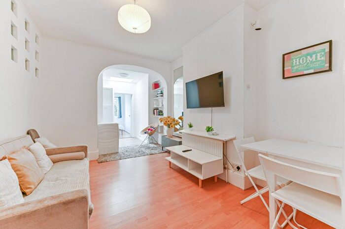 3 Bedroom Flat To Rent In Bishops Park Road, Norbury, London, SW16