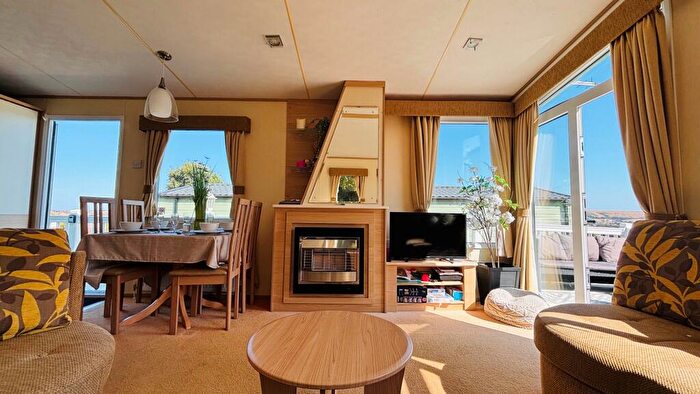 2 Bedroom Mobile Home For Sale In Swanage Coastal Park, Priests Road, Swanage, Dorset, BH19 - Photo 8