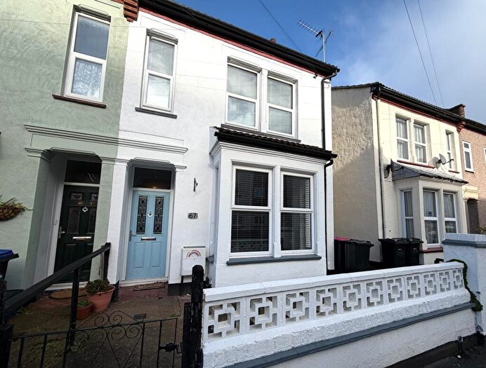 3 Bedroom Semi Detached House For Sale In Guildford Road, Southend-on-sea, SS2