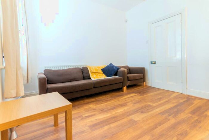 3 Bedroom Apartment To Rent In Myrtle Grove, Jesmond, NE2