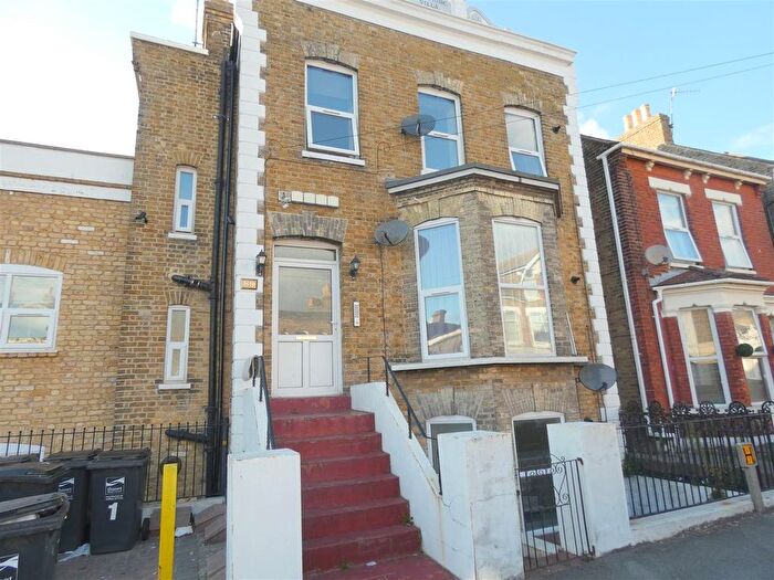 2 Bedroom Flat To Rent In South Eastern Road, Ramsgate, Kent, CT11