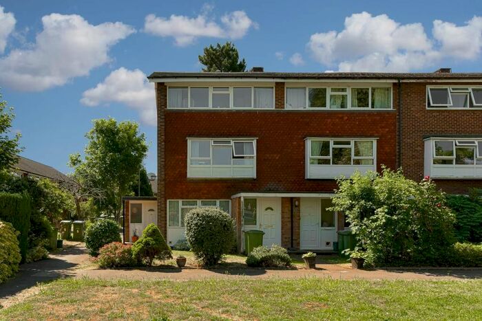 2 Bedroom Maisonette To Rent In Kelvinbrook, West Molesey KT8