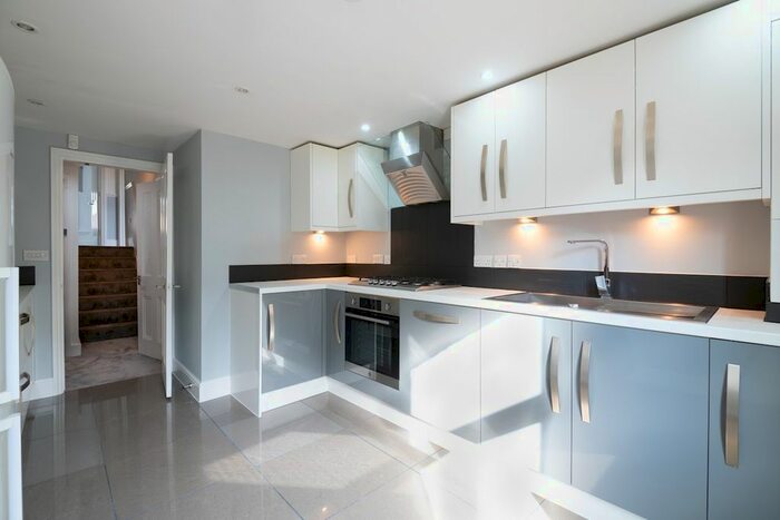 2 Bedroom Flat To Rent In Hinckley Road, Peckham, London, SE15