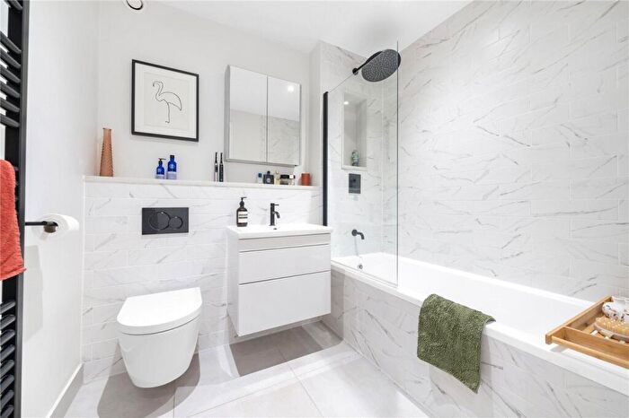 1 Bedroom Apartment For Sale In Silvester Road, East Dulwich, London, SE22