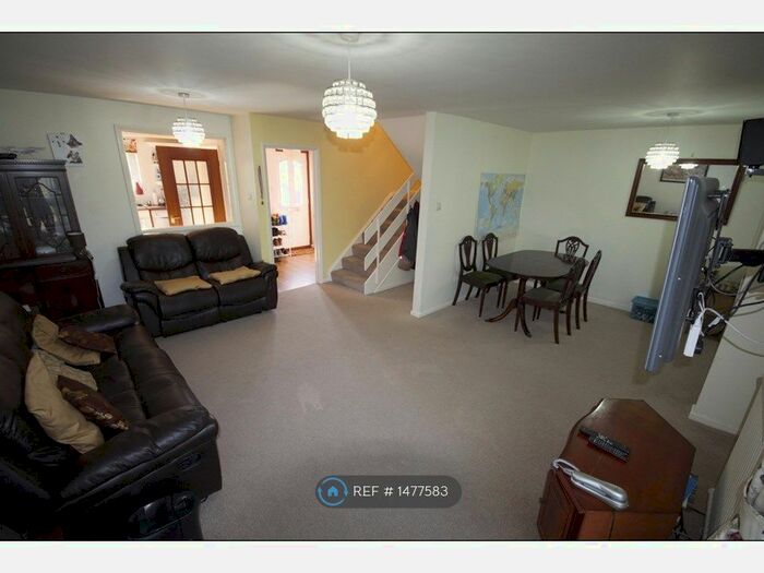 3 Bedroom Detached House To Rent In Fraser Avenue, Reading, RG4