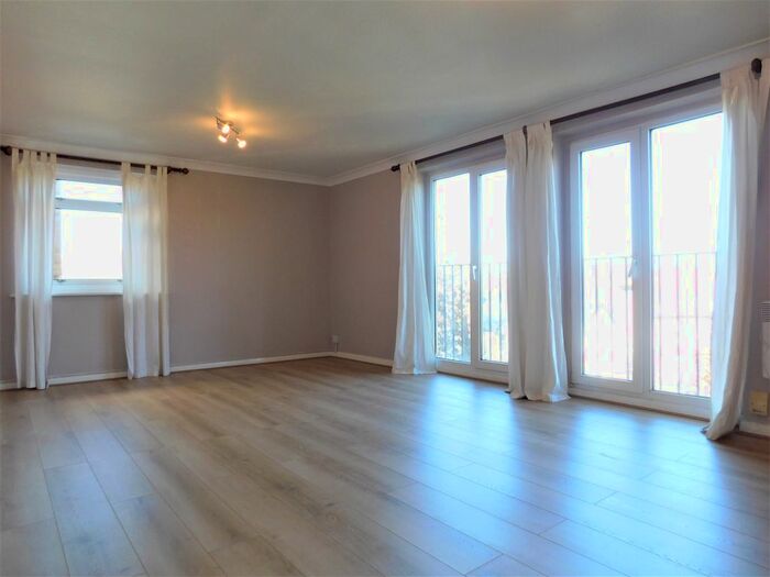 2 Bedroom Flat To Rent In Dorchester Court, Greenlands Road, Staines-Upon-Thames, TW18