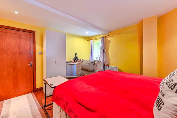 2 Bedroom Flat For Sale In Copenhagen Street, Islington, London, N1