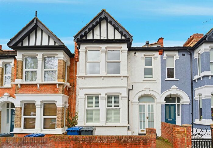 2 Bedroom Flat For Sale In Laurel Gardens, Hanwell, W7