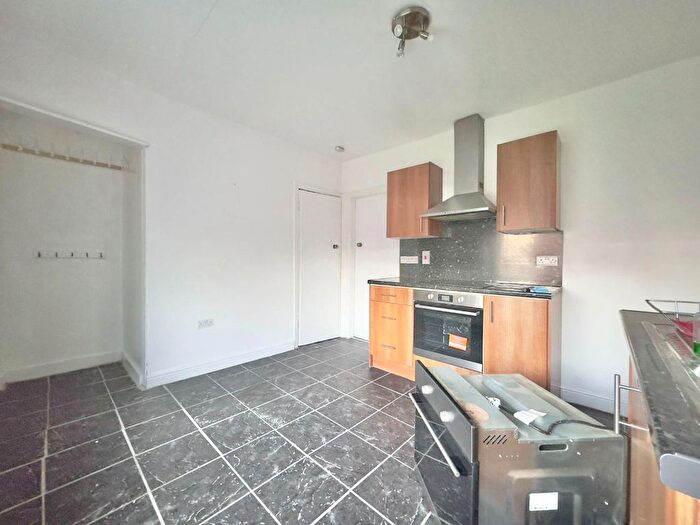 3 Bedroom Semi-Detached House To Rent In Honeywell Grove, Barnsley, S71