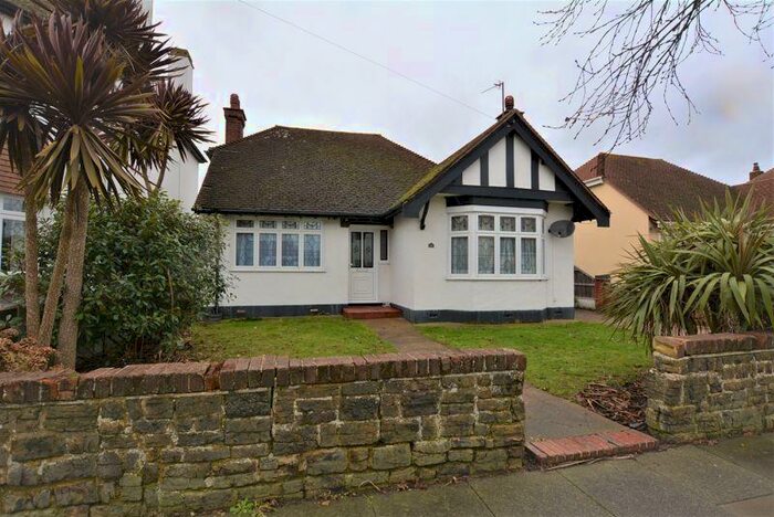 3 Bedroom Chalet To Rent In Pentland Avenue, Southend-On-Sea, SS3