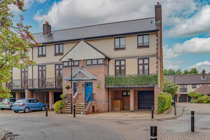 4 Bedroom End Of Terrace House For Sale In Mayfair Gardens, Southampton, SO15