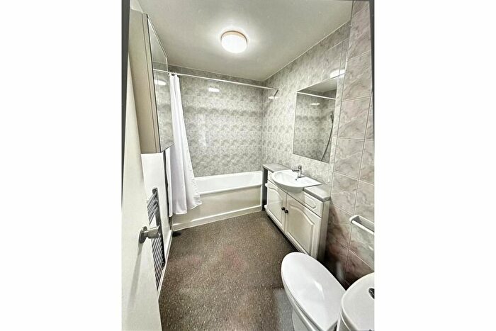 1 Bedroom Flat For Sale In Chase Road, Oakwood, N14