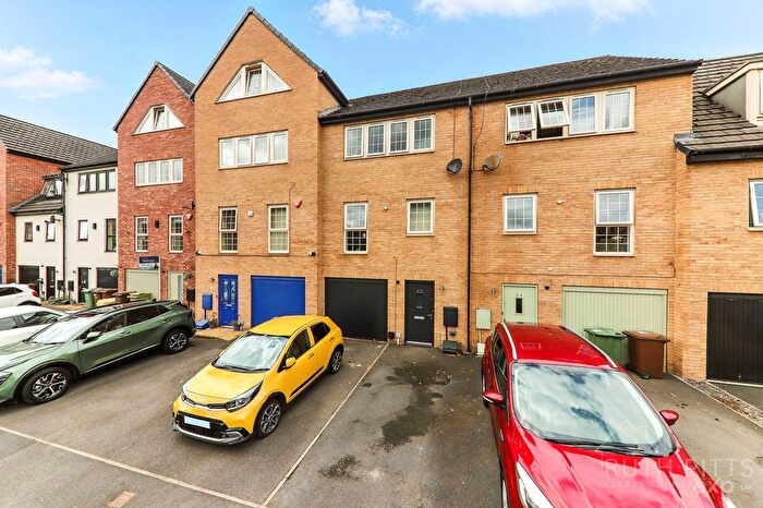 4 Bedroom Semi-Detached House For Sale In Madison Walk, Ackworth, WF7