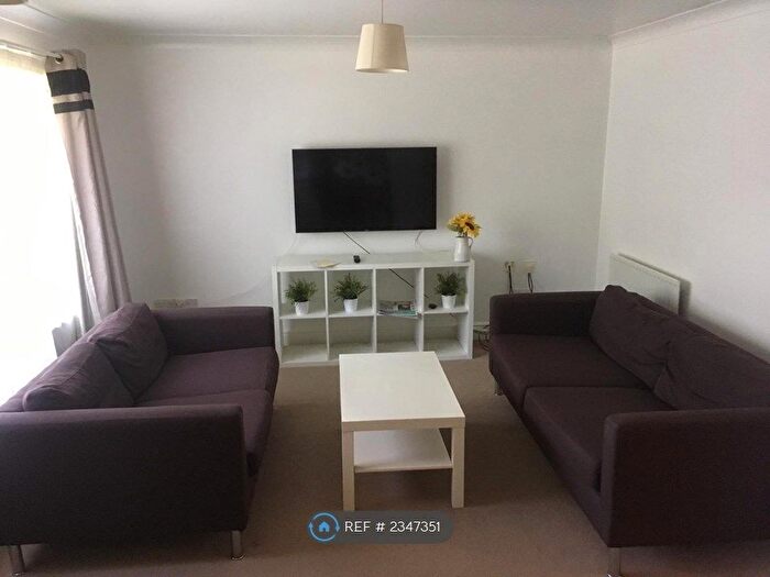 2 Bedroom Flat To Rent In Clarendon Court, Morden, SM4