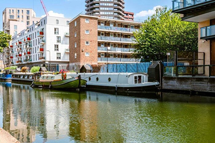 2 Bedroom House Boat For Sale In Wiltshire Row, N1
