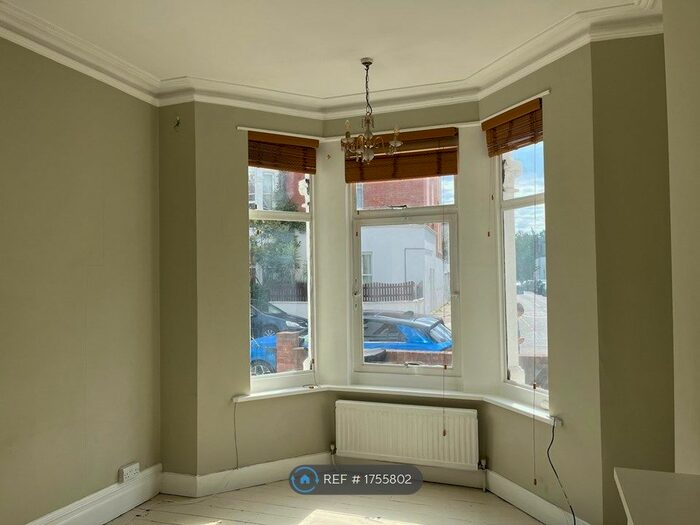 2 Bedroom Flat To Rent In Waldemar Avenue, London, SW6