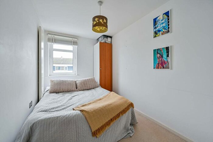 2 Bedroom Flat To Rent In Bacon Street, Shoreditch, London, E2