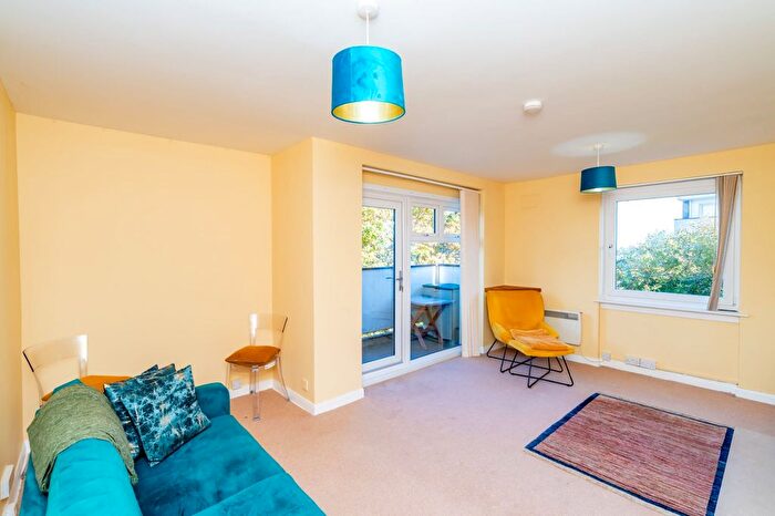 2 Bedroom Flat For Sale In / Orchard Brae Gardens, Edinburgh, EH4
