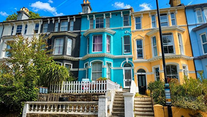 2 Bedroom Flat For Sale In St. Helens Road, Hastings, TN34