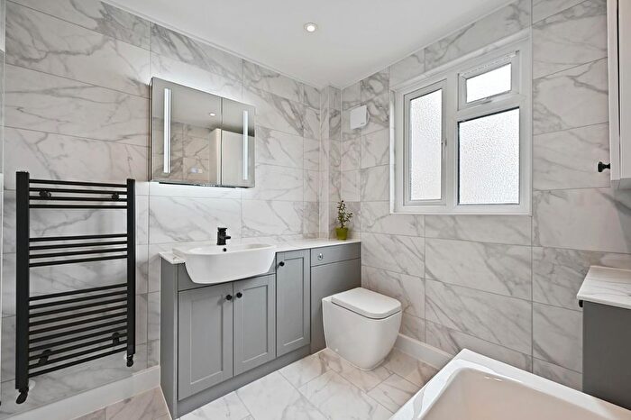 2 Bedroom Flat For Sale In Buxton Gardens, Acton, W3