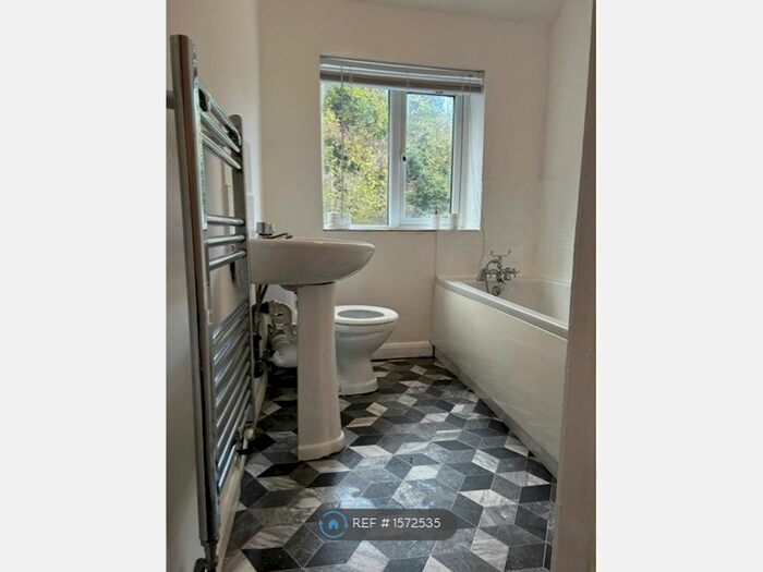 1 Bedroom Flat To Rent In Spring Bank West, HU5