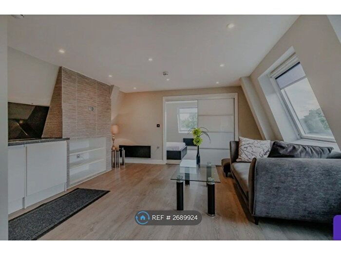 1 Bedroom Flat To Rent In High Street, Rickmansworth, WD3