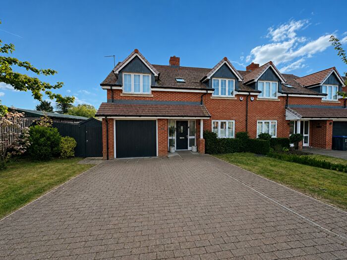 4 Bedroom Semi-Detached House For Sale In The Stables, Pottersheath, AL6