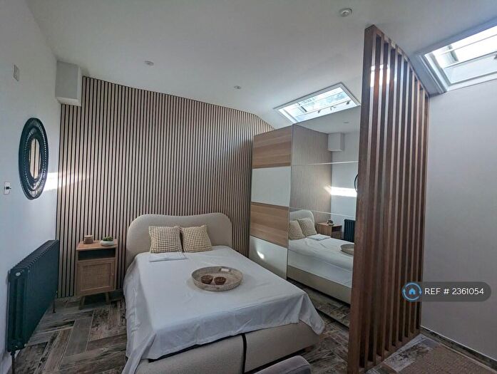 Studio To Rent In Kingsland Road, London, E2