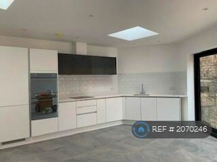 2 Bedroom Bungalow To Rent In Chandler Court, Croydon, CR0