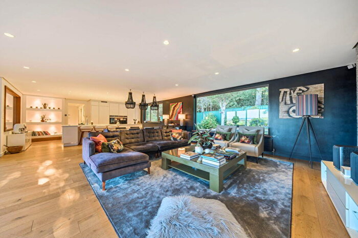 6 Bedroom Detached House For Sale In Robins Grove, West Wickham, BR4