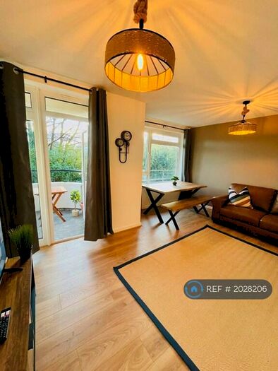 2 Bedroom Flat To Rent In Hillside Court, Penylan, Cardiff, CF23