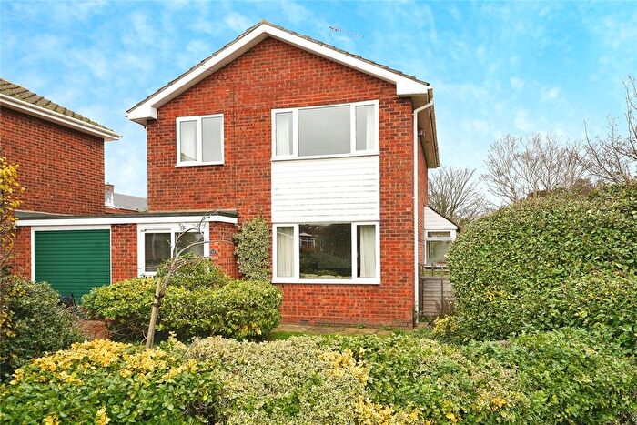 3 Bedroom Link Detached House For Sale In Cherry Tree Crescent, Evesham, Worcestershire, WR11