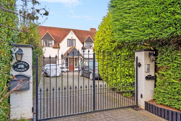 4 Bedroom Detached House For Sale In Elm Close, Farnham Common, SL2