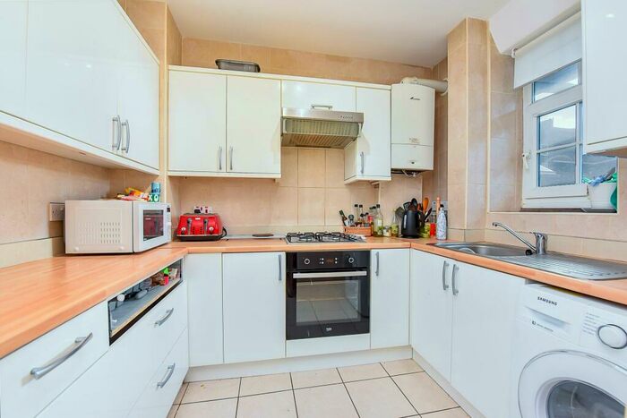 4 Bedroom Flat To Rent In Kennington Park Road, London, SE11