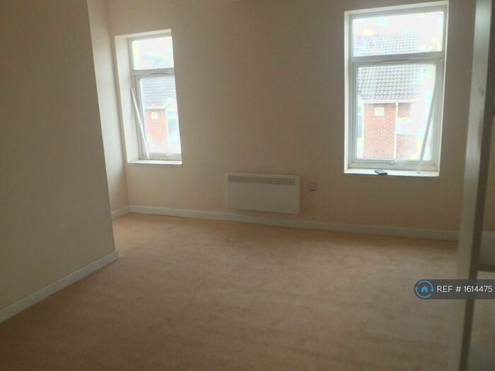 2 Bedroom Flat To Rent In High Street, New Whittington, Chesterfield, S43